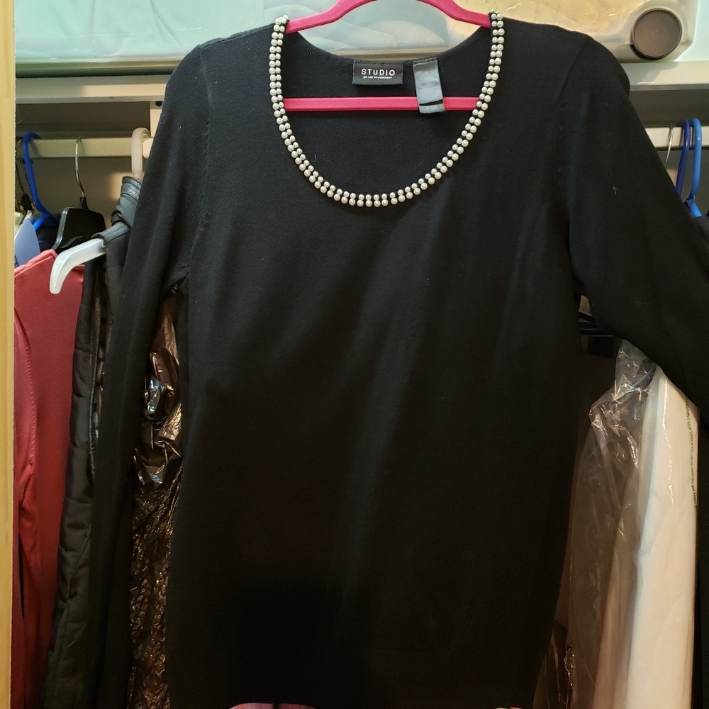 MAKE OFFERBlack sweater w/faux pearl collar border